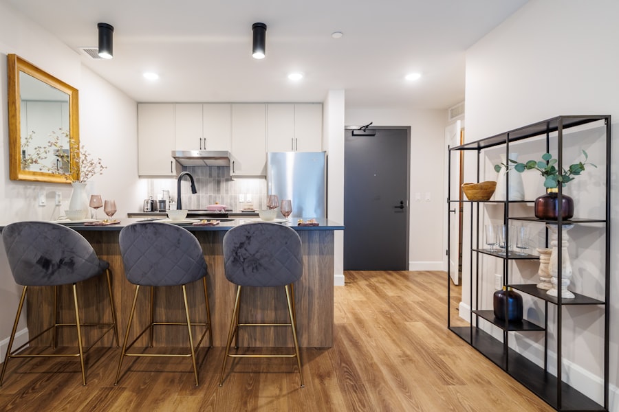 Cocina con isla y taburetes